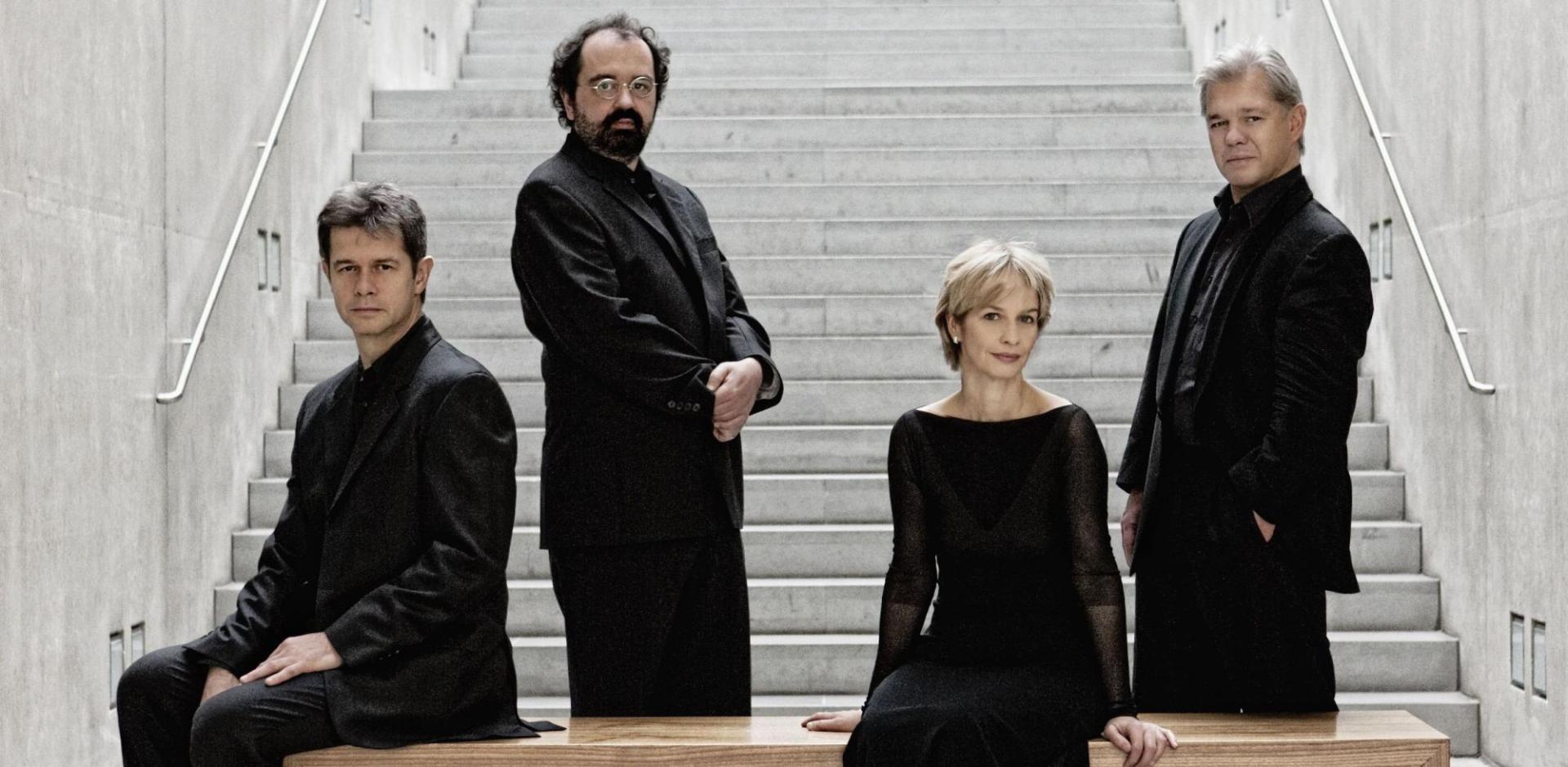 Das Streichquartett Hagen Quartett in Schwarz gekleidet
