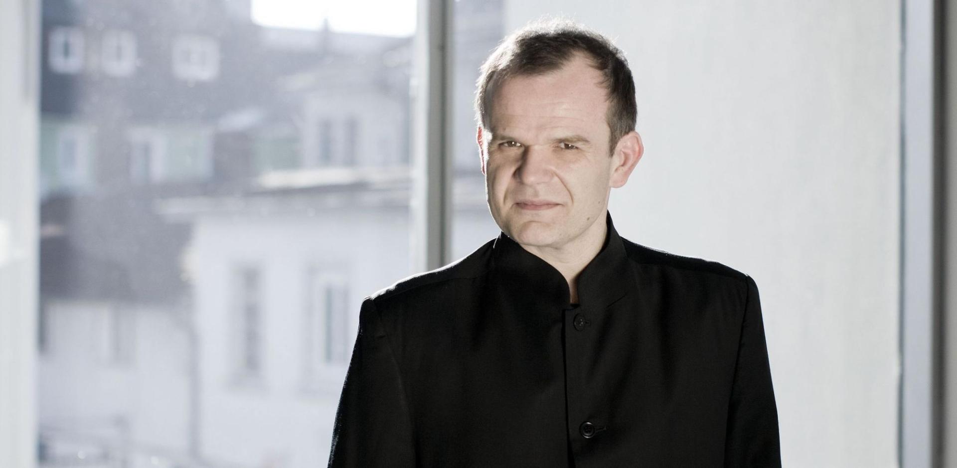 Der berühmte Dirigent François-Xavier Roth in einem schwarzen Hemd