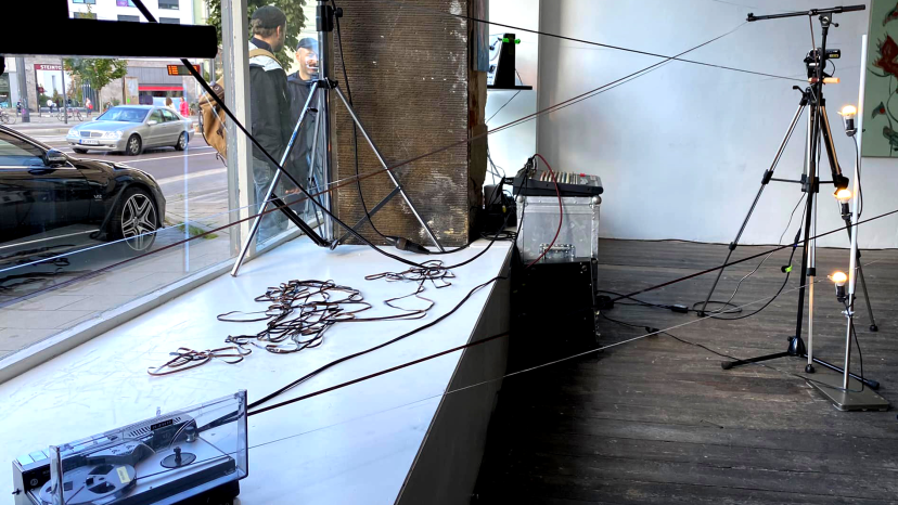 Destruction Loops, Bild einer Installation in einem Galerierau,