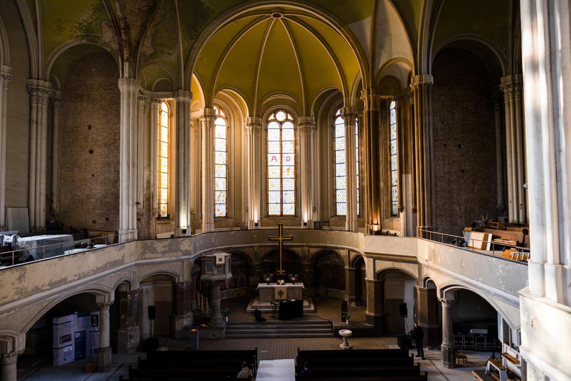 Große Kirche mit einem Solomusiker, der auf dem Altar spielt