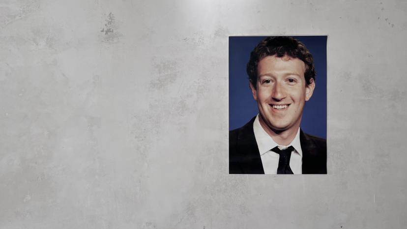Ein Poster von Mark Zuckerberg an einer Betonwand